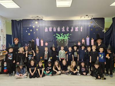 Przedszkolaki podczas zabawy Andrzejkowej