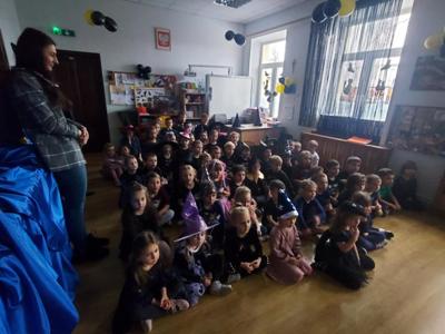 Dzieci podczas zabawy andrzejkowej.