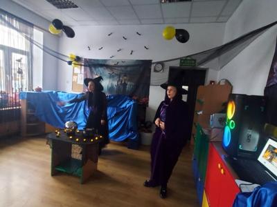 Prowadzące zabawę podczas wróżb.