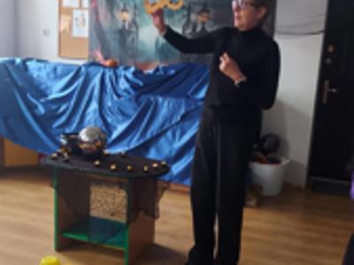 Pani Wicedyrektor podczas wróżb.