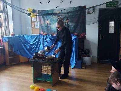 Pani Wicedyrektor podczas wróżb.