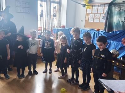 Dzieci podczas zabawy andrzejkowej.