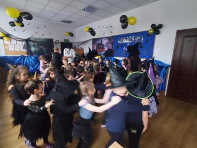 Dzieci podczas zabawy andrzejkowej.