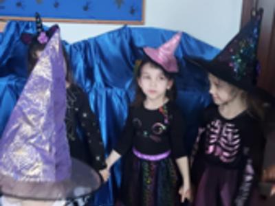 Dzieci podczas zabawy andrzejkowej.