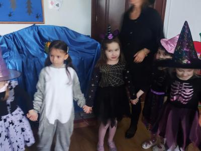 Dzieci podczas zabawy andrzejkowej.