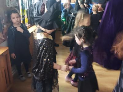 Dzieci podczas zabawy andrzejkowej.