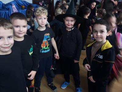 Dzieci podczas zabawy andrzejkowej.