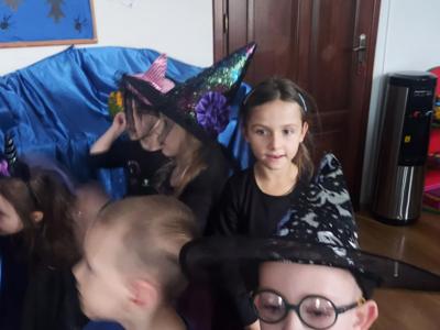 Dzieci podczas zabawy andrzejkowej.