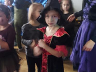 Dzieci podczas zabawy andrzejkowej.