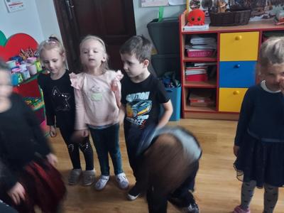 Dzieci podczas zabawy andrzejkowej.