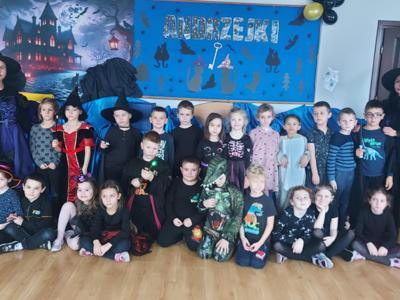 Dzieci podczas zabawy andrzejkowej.