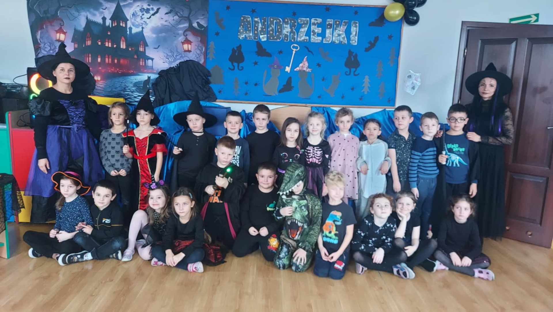 Dzieci podczas zabawy andrzejkowej.