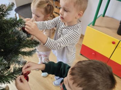 Przedszkolaki ubierające choinkę