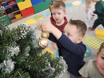 Przedszkolaki ubierające choinkę