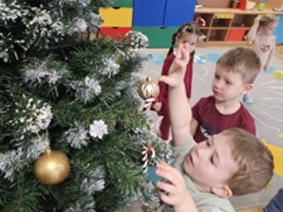 Przedszkolaki ubierające choinkę