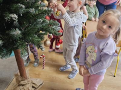 Przedszkolaki ubierające choinkę