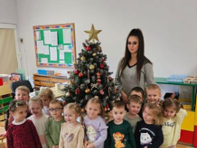 Przedszkolaki na tle ubranej choinki