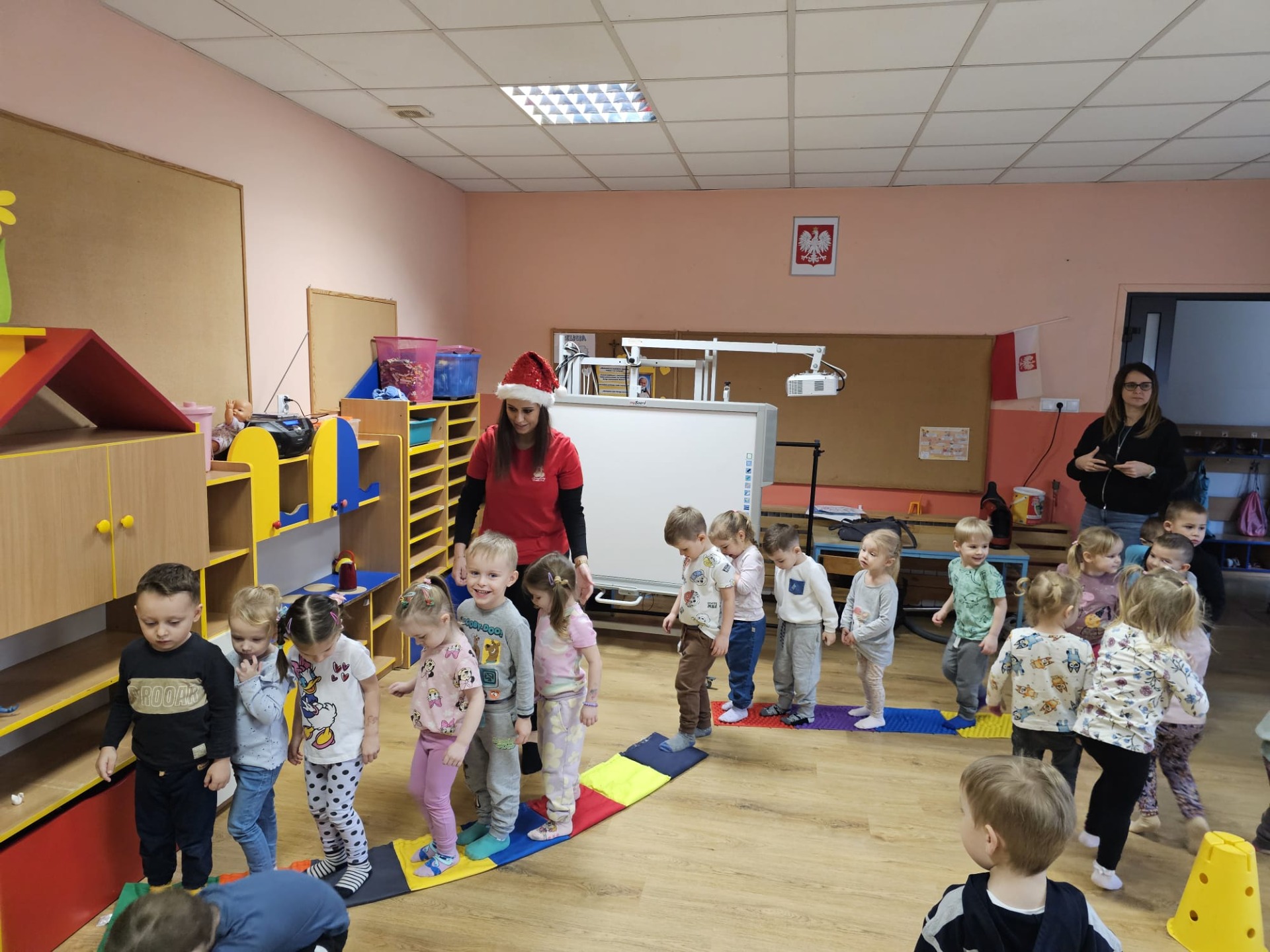 Przedszkolaki podczas zabaw Mikołajkowych 