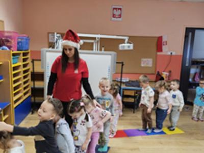 Przedszkolaki podczas zabaw Mikołajkowych