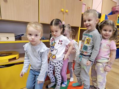 Przedszkolaki podczas zabaw Mikołajkowych