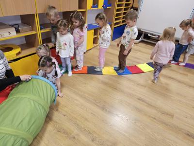 Przedszkolaki podczas zabaw Mikołajkowych