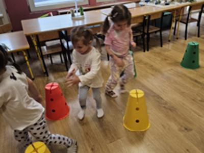 Przedszkolaki podczas zabaw Mikołajkowych