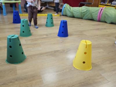 Przedszkolaki podczas zabaw Mikołajkowych