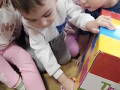 Przedszkolaki podczas zabaw Mikołajkowych