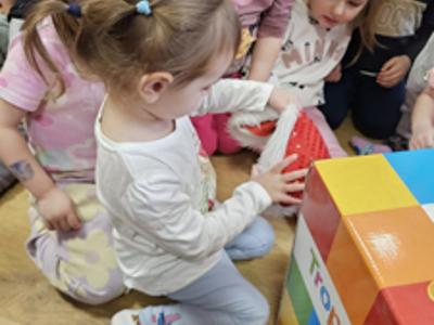 Przedszkolaki podczas zabaw Mikołajkowych