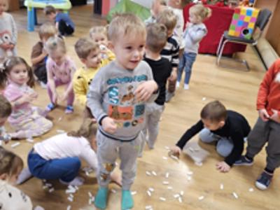 Przedszkolaki podczas zabaw Mikołajkowych