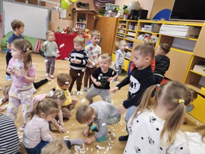 Przedszkolaki podczas zabaw Mikołajkowych