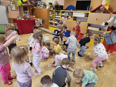 Przedszkolaki podczas zabaw Mikołajkowych