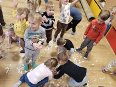 Przedszkolaki podczas zabaw Mikołajkowych