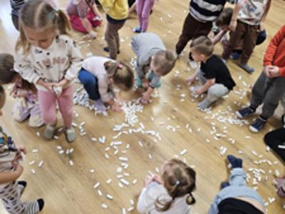 Przedszkolaki podczas zabaw Mikołajkowych