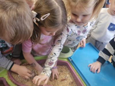 Przedszkolaki podczas zabaw Mikołajkowych