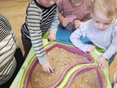 Przedszkolaki podczas zabaw Mikołajkowych