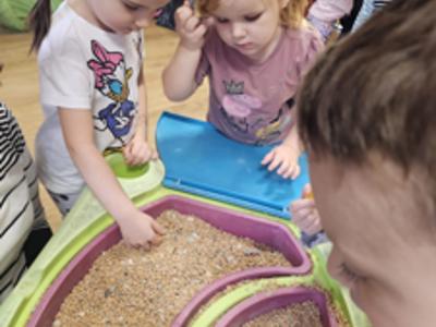 Przedszkolaki podczas zabaw Mikołajkowych