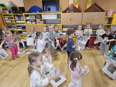 Przedszkolaki podczas zabaw Mikołajkowych