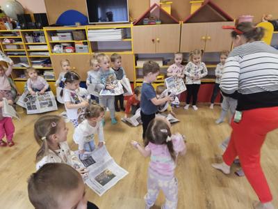 Przedszkolaki podczas zabaw Mikołajkowych