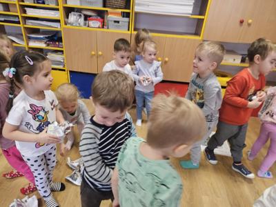 Przedszkolaki podczas zabaw Mikołajkowych