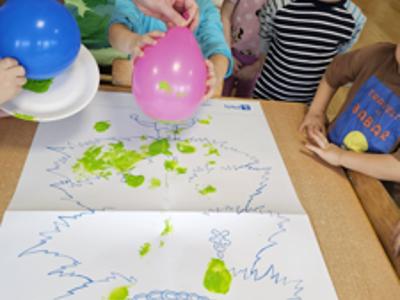 Przedszkolaki podczas zabaw Mikołajkowych