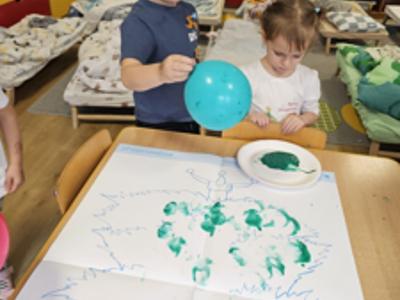 Przedszkolaki podczas zabaw Mikołajkowych