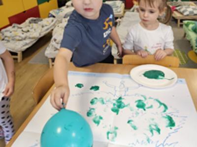 Przedszkolaki podczas zabaw Mikołajkowych