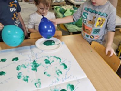 Przedszkolaki podczas zabaw Mikołajkowych