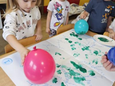 Przedszkolaki podczas zabaw Mikołajkowych