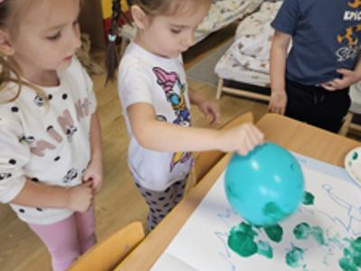 Przedszkolaki podczas zabaw Mikołajkowych