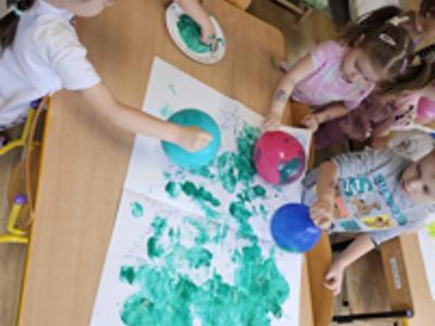 Przedszkolaki podczas zabaw Mikołajkowych