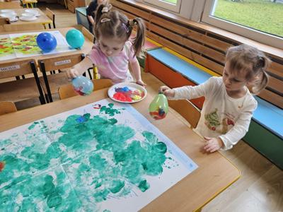 Przedszkolaki podczas zabaw Mikołajkowych