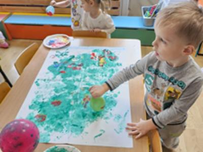 Przedszkolaki podczas zabaw Mikołajkowych