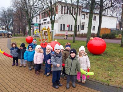 Przedszkolaki podczas spaceru